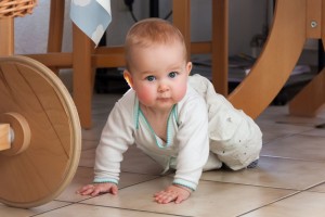 Elaine auf dem Küchenboden, 7 Monate alt